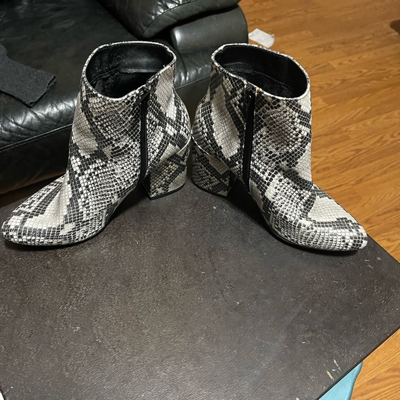 BAMBOO Brand - Snakeskin Booties Size 7 - Picture 5 of 5